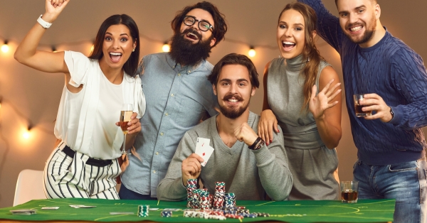איך להפוך סלון רגיל ללאס וגאס צילום ערב קזינופוקר שנראה כמו מיליון דולר